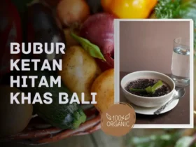 Bubur injin khas Bali dengan santan di atas piring putih