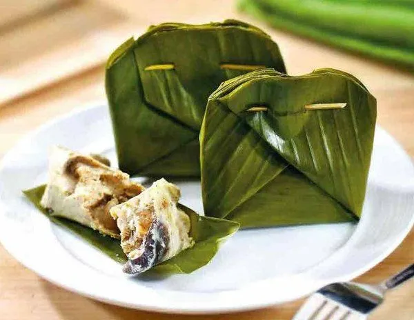 proses membungkus tum ayam khas Bali dengan daun pisang